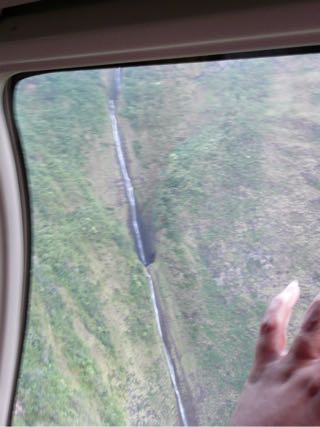 ハワイ島の上空からみるワイマヌ渓谷の滝