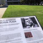 誰がケネディを殺したか？ 半世紀経った今、暗殺現場のテキサス教科書倉庫ビルを訪ねた